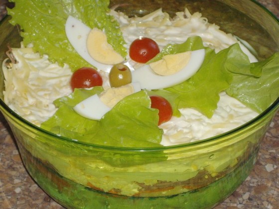 kartofeljnij salat s mjasom i marinovannimi gribami