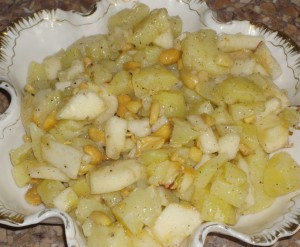 kartofeljnij salat s jablokami i orexami