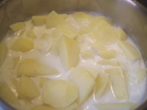 варим картофель в молоке