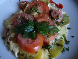 kartofelj s pomidorami v omlete 300x225 День 397. Картофель с помидорами, запеченный в омлете 