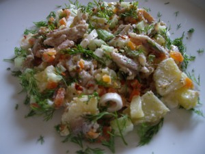 salat s kop4enoj salakoj 300x225 День 394. Картофельный салат с копченой салакой