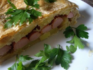 sloenij pirog s kartowkoj i sosiskami