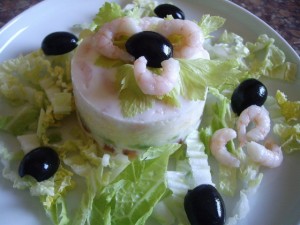 sloenij salat s avokado, kartowkoj i krevetkami