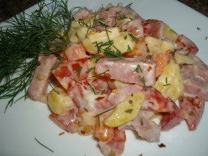 kartofeljnij salat s pomidorami i kop4enoj kolbasoj