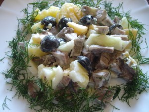 salat so svinim jazikom i sirom