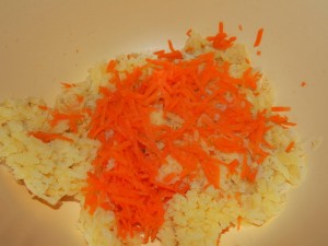 натертые морковь и картошка