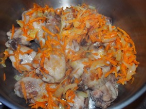 морковь и лук соединяем с курицей