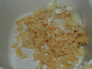 режем картошку и репчатый лук