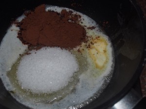 добавляем сахар и какао