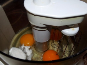 яйца с разрыхлителем и ванилином