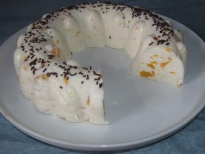 творожный десерт с консервированными персиками