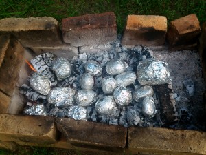 готовим картошку в углях