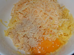 в картошу добавляем яйца, сыр, кунжут
