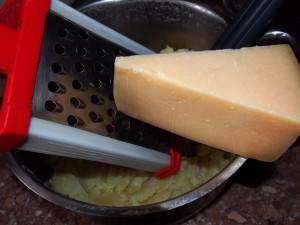 добавляем натертый сыр