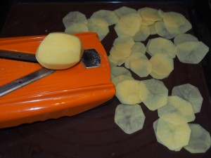 тоненькими кружочками нарезаем картофель