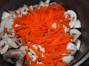 морковка и грибы