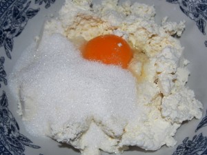 творог смешиваем с яйцом и сахаром