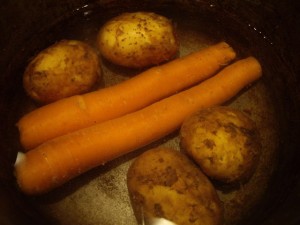 varim kartofelj i morkovj v mundire