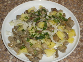 kartofeljnij salat s gribami i lukom