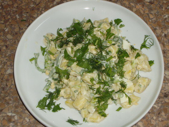kartofeljnij salat s marinovannimi patissonami