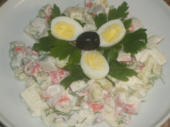 kartofeljnij salat s jablokami i krabovimi palo4kami