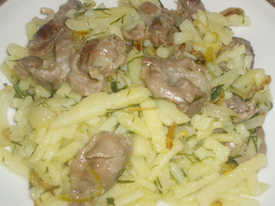 salat iz kartofelja i kurinix zeludkov