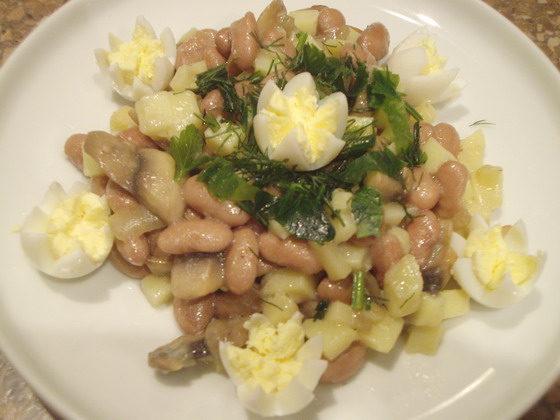 kartofeljnij salat s gribami i fasolju