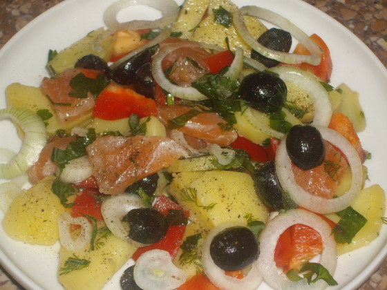 kartofeljnij salat s lososinoj