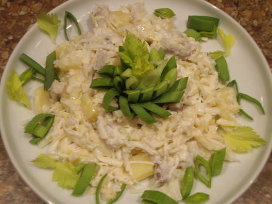 kartofeljnij salat s seledkoj, seljdereem i jablokom