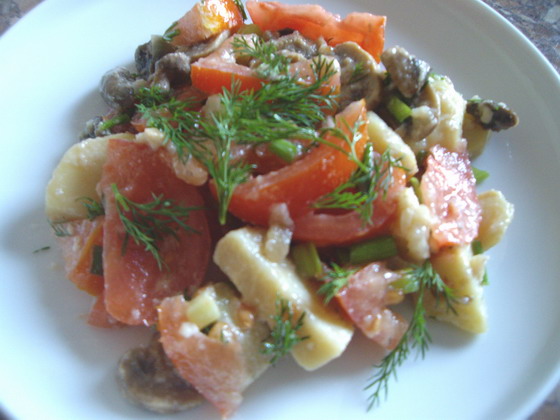 kartofeljnij salat s gribami i pomidorami