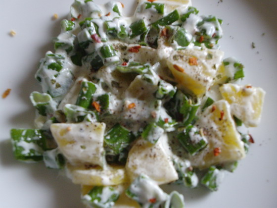 kartofeljnij salat s zelenim lukom v smetane