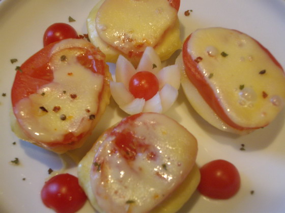 kartofelj, pomidor i sir v mikrovolnovke