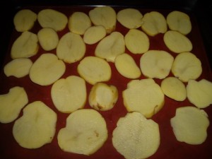 слой сырого картофеля