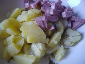 огурцы, картошка, копченая колбаса