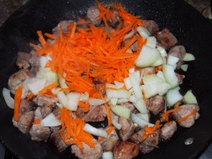 добавляем лук репчатый и морковь