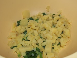 добавляем нарезанную картошку