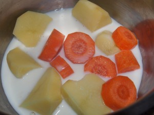 картошку и морковь заливаем молоком
