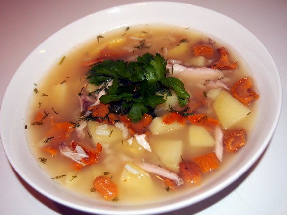суп с лисичками и рисом на курином бульоне