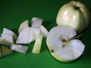яблоки режем кубиками